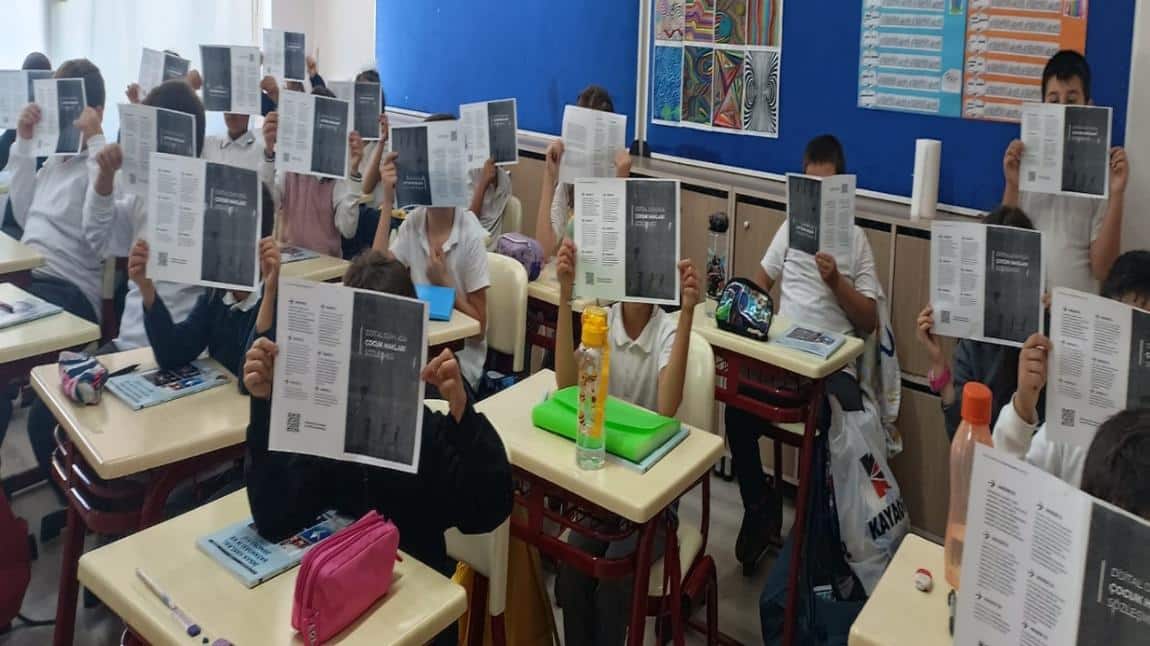 4/B SINIFI DİJİTAL DÜNYADA ÇOCUK HAKLARI SÖZLEŞMESİNİ İNCELEDİ 